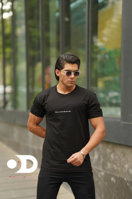 تیشرت پشت چاپ مشکی طرح تابلو جیغ بنفش