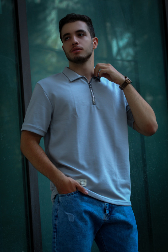 تیشرت یقه دار نیم زیپ مشکی پارچه بیسکوییتی طوسی روشن