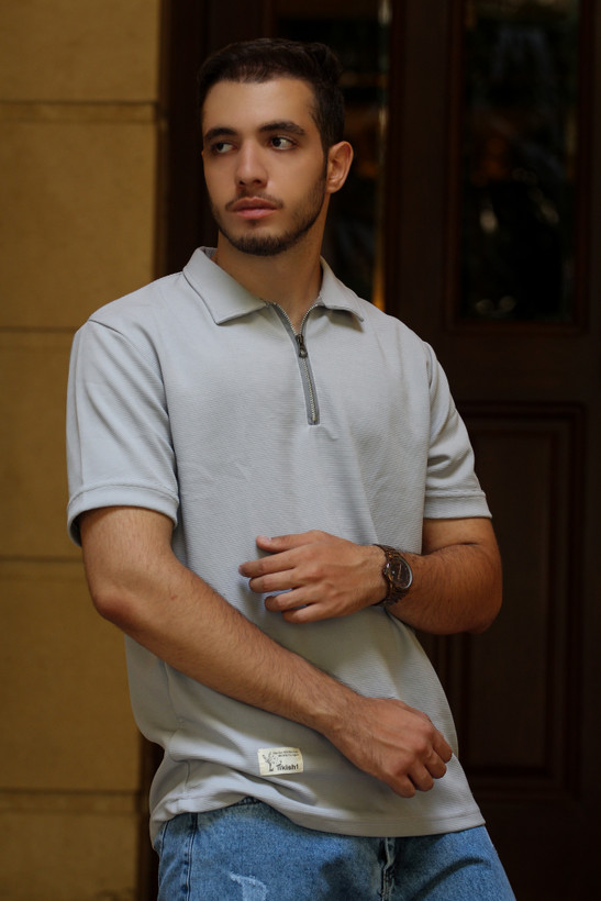 تیشرت یقه دار نیم زیپ مشکی پارچه بیسکوییتی طوسی روشن