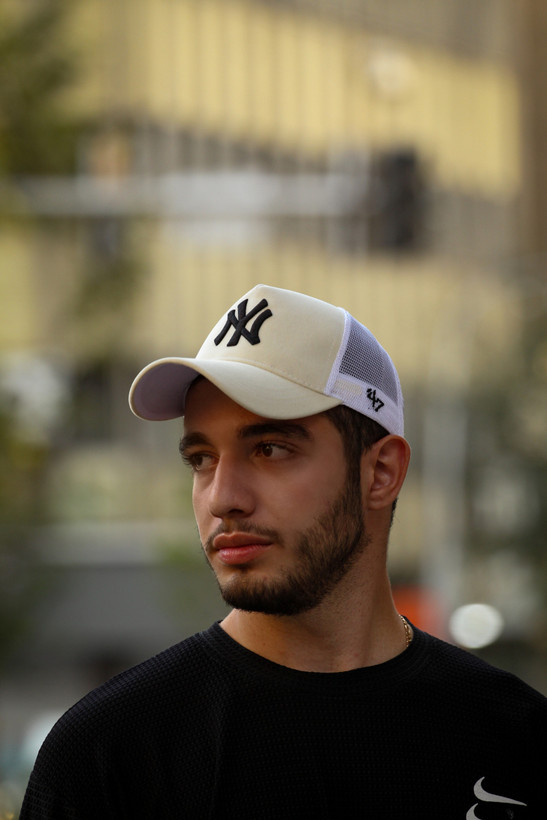کلاه کپ مخمل جیر مدل LA کرمی
