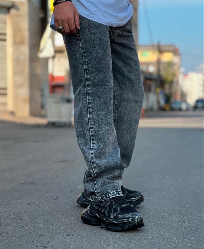 شلوار نیم بگ مردانه طوسی سیر پارچه جین کجراه سنگشور شده