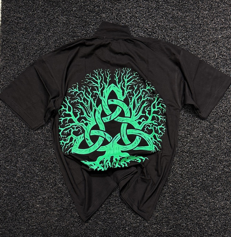 تیشرت نیم زیپ یقه دار طرح درخت زندگی با گره های سلتی بینهایت | سایزبندی کامل xl تا ۴ ایکس لارج استاندارد