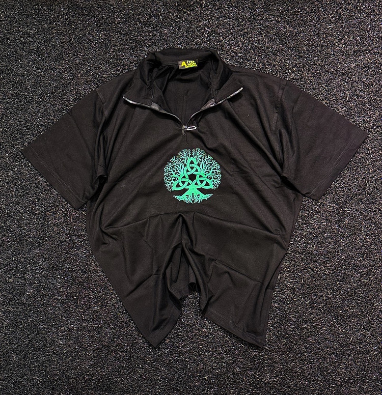 تیشرت نیم زیپ یقه دار طرح درخت زندگی با گره های سلتی بینهایت | سایزبندی کامل xl تا ۴ ایکس لارج استاندارد