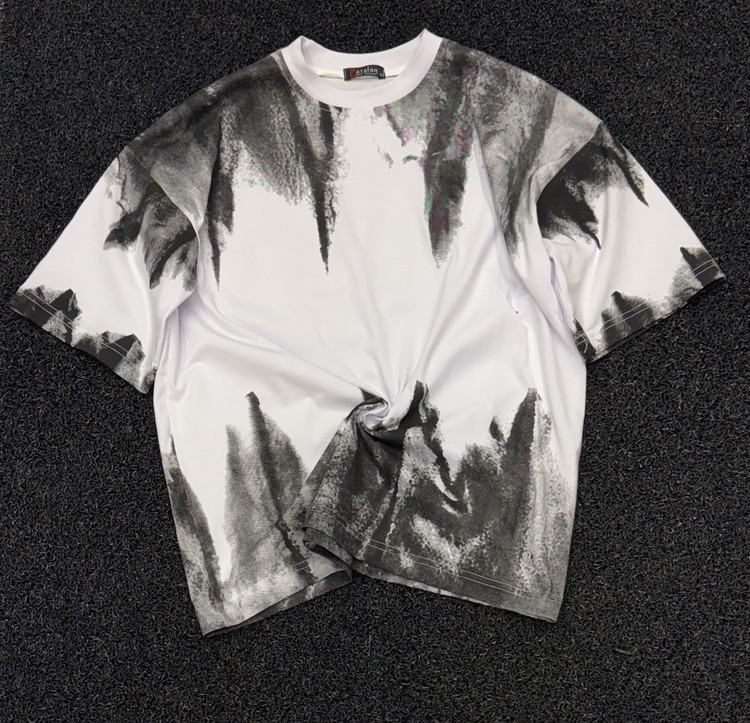 تیشرت طرح خاص با الهام از تکنیکهای قلمموی آزاد و هنر انتزاعی