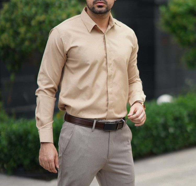 پیراهن آستین بلند کرمی مردانه پارچه ساتن کش شبرو پنبه | کپ اسلیم فیت