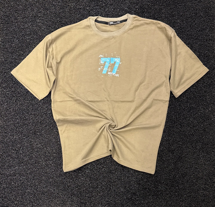 تیشرت مردانه کرم با طرح عدد 77 آبی فیروزهای،- تلاقی زیبایی، کیفیت و طراحی مدرن