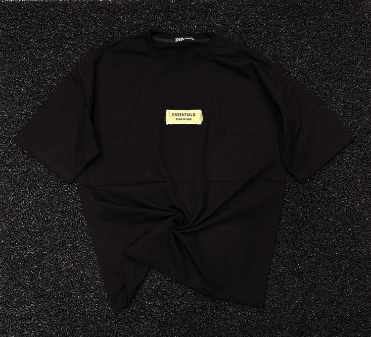 تیشرت مردانه مشکی Fear of God Essentials، نمونهای از luxury streetwear و minimalist design