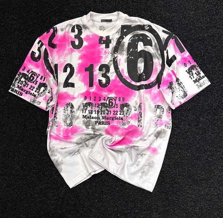 تیشرت Maison Margiela با طراحی منحصربفرد Tie-Dye سفید صورتی