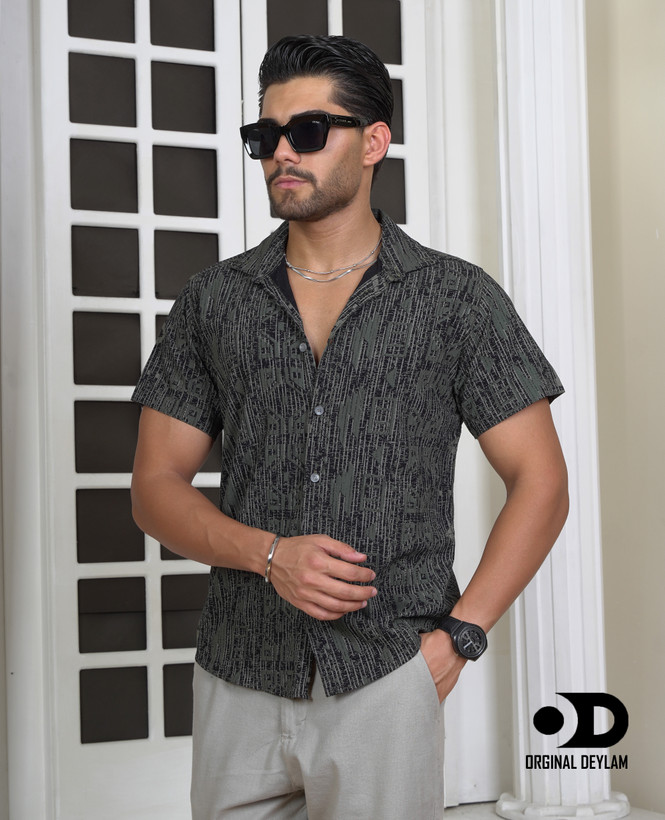 پیراهن آستین کوتاه طرح خطی سبز خاکی، تجلی بینظیر مینیمالیسم مدرن در دنیای مد مردانه