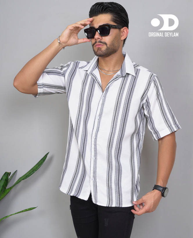 پیراهن کنف لینن راه راه، تجسم آرامش در قالب شیکپوشی مدرن است. ترکیب سفید کرم با خطوط مشکی-خاکستری. برش باکسی Over-sized