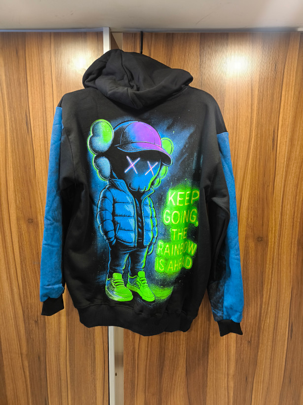 هودی KAWS با طرح نئونی “KEEP GOING THE RAINBOW IS AHEAD” | دورس سه فوقالعاده با کیفیت و شیک