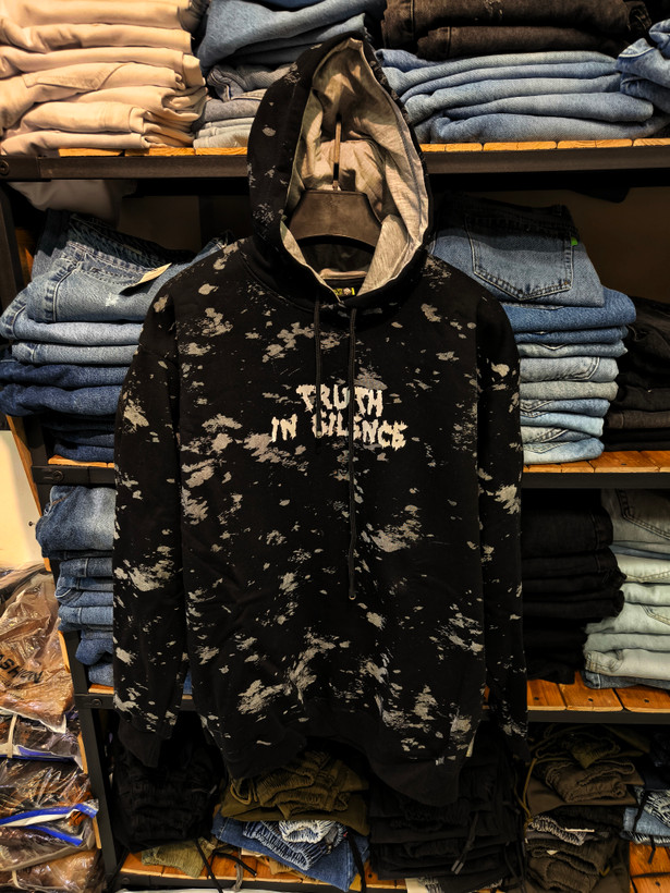 هودی مشکی پشت چاپی طرح عروسکهای نمایشی با افکت اسپلاش هنری – کالکشن خاص اورجینال دیلم