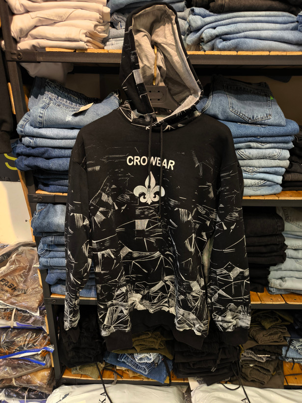 هودی مشکی طرح شخصیت مرموز با شنل سبز در جنگل – کالکشن خاص اورجینال دیلم