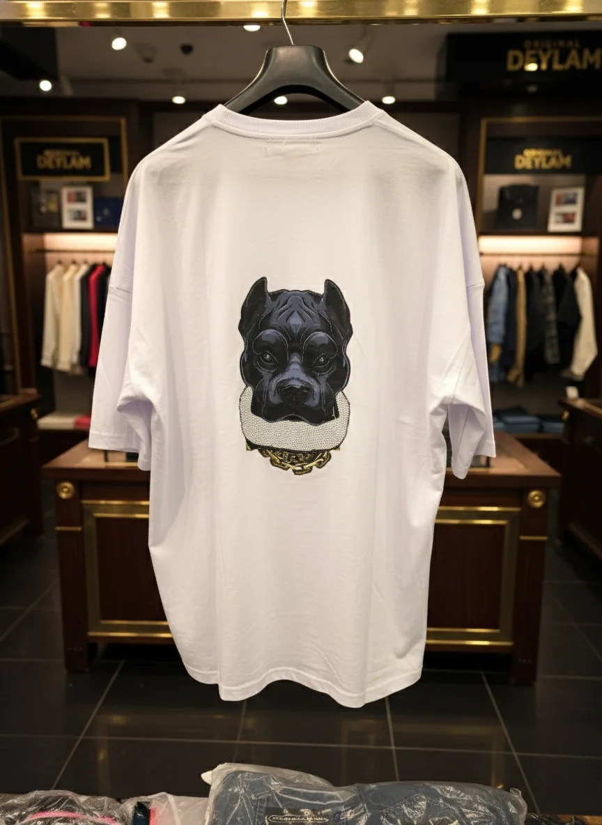 تیشرت سفید لش با طرح بولداگ مشکی و گردنبند طلایی سایز 3xl
