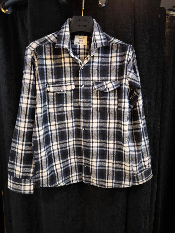 پیراهن فِلَن پشمی مشکی‑سفید‑خاکستری با تهمایهی آبی خفیف و بافت پشمی‑بُرسخورده