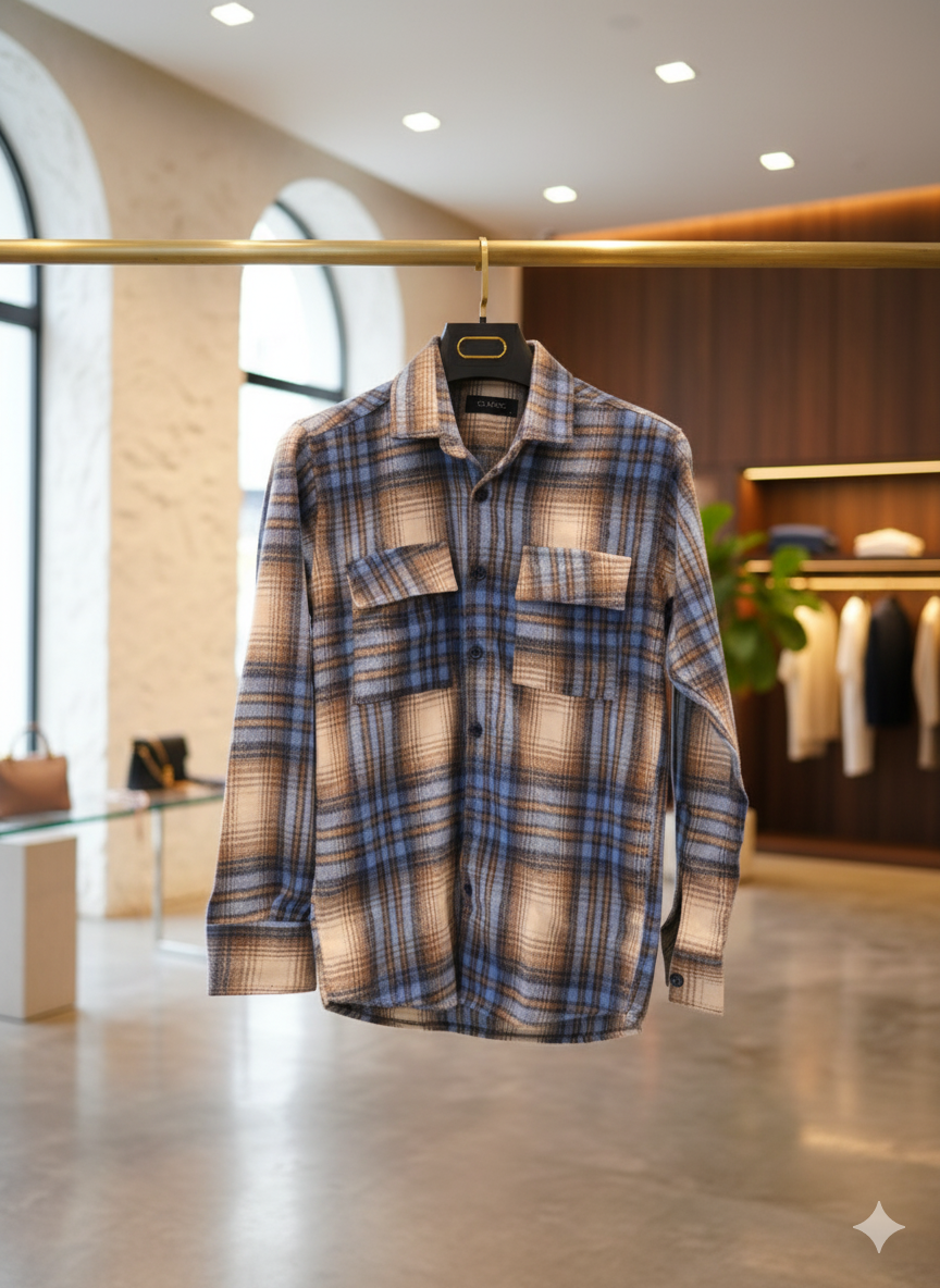 پیراهن فلن پشمی آبی-کرم از پارچه پشمی بُرس‌خورده باکیفیت، نرم و گرم. مناسب برای فصل‌های سرد با ترکیب رنگ کلاسیک و جذاب.