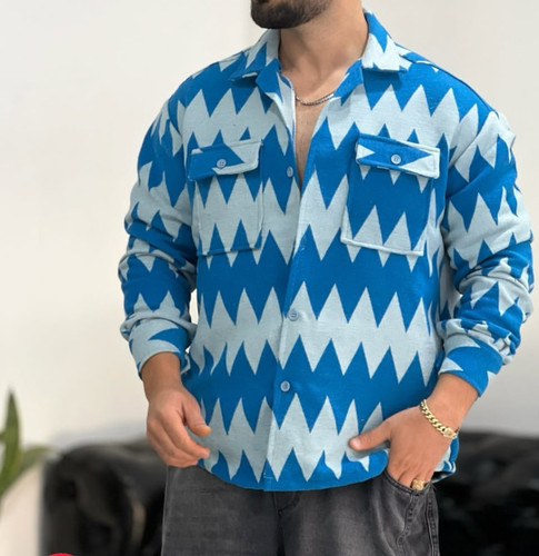 کت فوتر پشمی با طرح هندسی مدرن داری (ترکیب رنگ مشکی، بنفش و آبی با پترنهای زاویهدار) | سنگینوزن