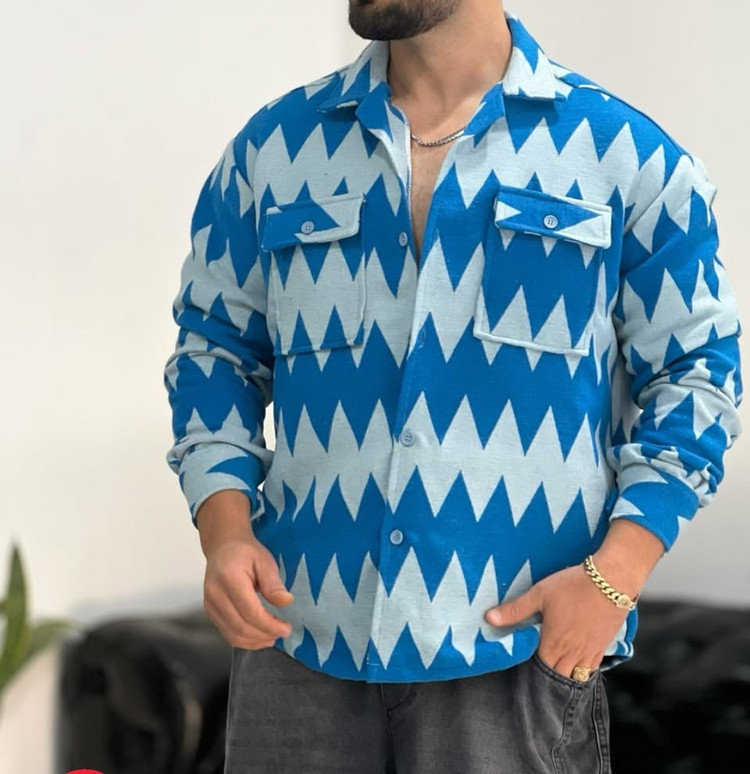 کت فوتر پشمی با طرح هندسی مدرن داری (ترکیب رنگ مشکی، بنفش و آبی با پترنهای زاویهدار) | سنگینوزن