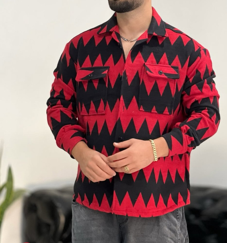 کت فوتر پشمی با طرح هندسی مدرن داری (ترکیب رنگ مشکی، قرمز با پترنهای زاویهدار) | سنگینوزن