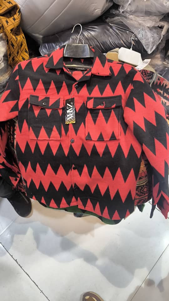 کت فوتر پشمی با طرح هندسی مدرن داری (ترکیب رنگ مشکی، قرمز با پترن‌های زاویه‌دار) | سنگین‌وزن