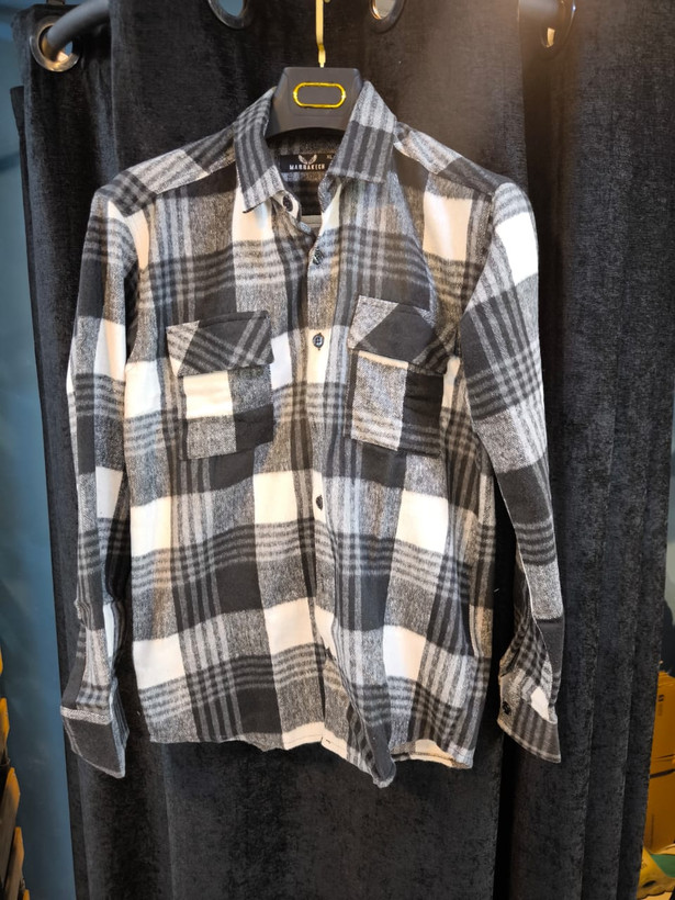 پیراهن پشمی چهارخونه با پارچه برسخورده نرم باترکیب رنگ مشکی سفید با ته مایه های طوسی – کد ۸۹۳