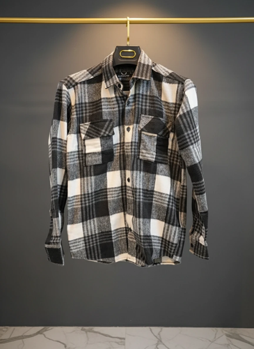 پیراهن پشمی چهارخونه با پارچه برسخورده نرم باترکیب رنگ مشکی سفید با ته مایه های طوسی – کد ۸۹۳