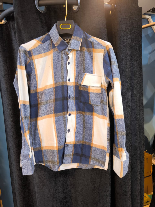 پیراهن پشمی چهارخونه با پارچه برسخورده نرم باترکیب رنگ آبیسرمهای با ته مایه های رنگ کرم ناذنجی – کد ۸۹۴8