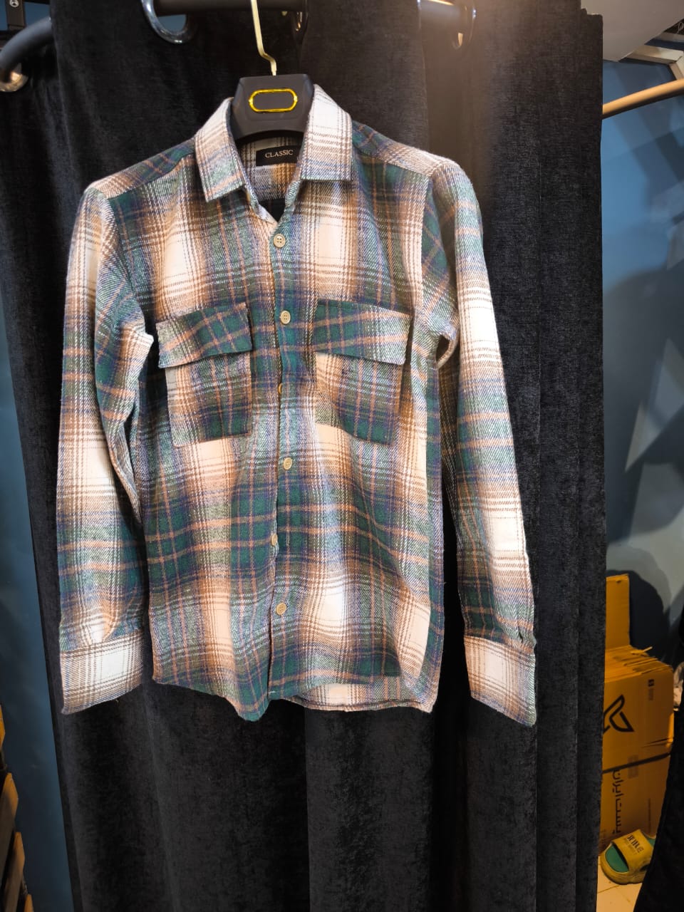 پیراهن پشمی چهارخونه با پارچه برس‌خورده نرم باترکیب رنگ سبز‌کله‌قازی و کرم با ته مایه های رنگ سبز‌آبی – کد ۸۹۵