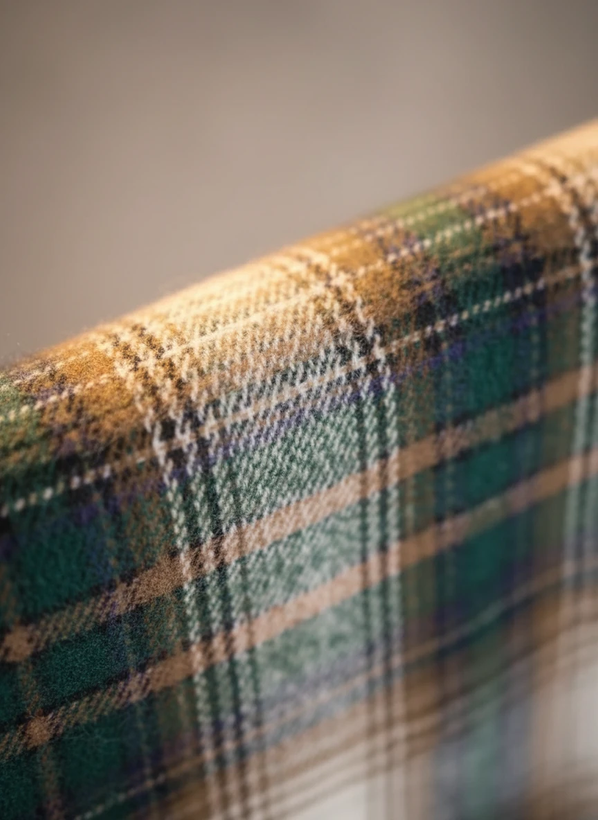 پیراهن پشمی چهارخونه با پارچه برسخورده نرم باترکیب رنگ سبزکلهقازی و کرم با ته مایه های رنگ سبزآبی – کد ۸۹۵