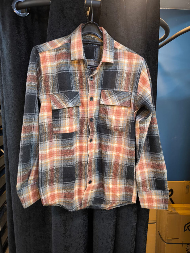 پیراهن پشمی چهارخونه با پارچه برسخورده نرم با ترکیب رنگ نارنجی سوخته، مشکی و بژ با تهمایههای قهوهای خاکی – کد