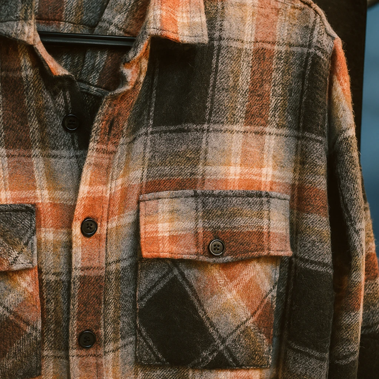 پیراهن پشمی چهارخونه با پارچه برسخورده نرم با ترکیب رنگ نارنجی سوخته، مشکی و بژ با تهمایههای قهوهای خاکی – کد