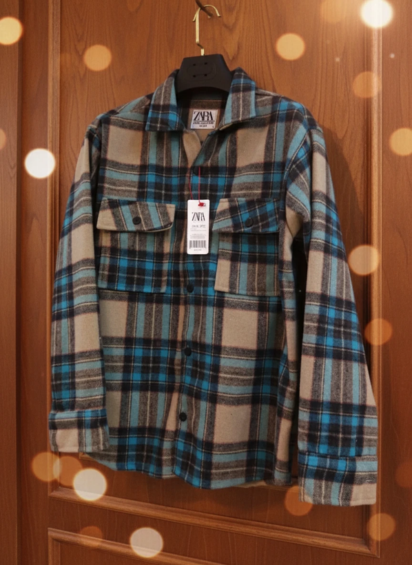 پیراهن پشمی چهارخونه با پارچه برسخورده نرم، در ترکیب رنگ کرم، آبی نفتی و مشکی با تهمایههای خاکی – کد ۹۸۹