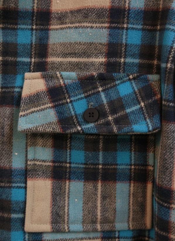 پیراهن پشمی چهارخونه با پارچه برسخورده نرم، در ترکیب رنگ کرم، آبی نفتی و مشکی با تهمایههای خاکی – کد ۹۸۹