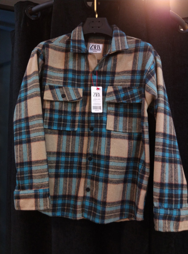 پیراهن پشمی چهارخونه با پارچه برسخورده نرم، در ترکیب رنگ کرم، آبی نفتی و مشکی با تهمایههای خاکی – کد ۹۸۹