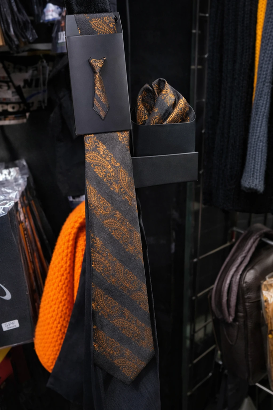 ست کراوات بشک مشکی راه راه اریب طلایی بوته جقه کیفیت بالا